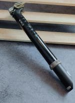 Cốt yên Fizik Cyrano SB25, size 31.6mm, chất liệu Carbon dài 350mm (Hàng không hộp)